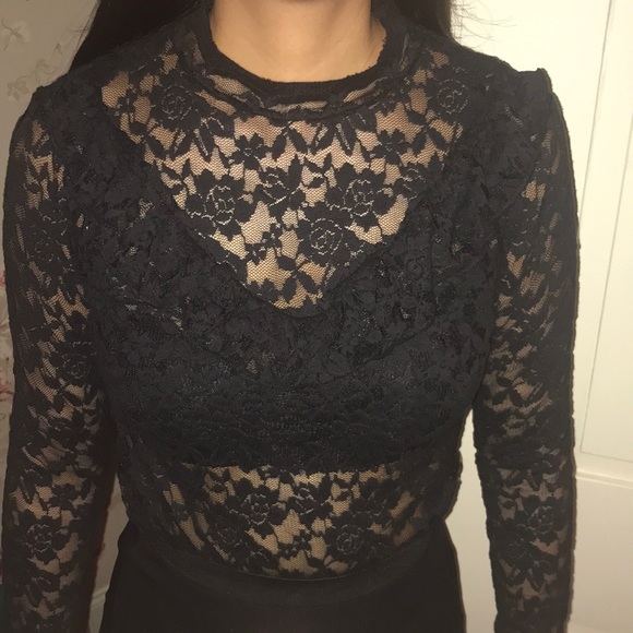 Lacy Ruffled Turtleneck - Picture 3 of 4